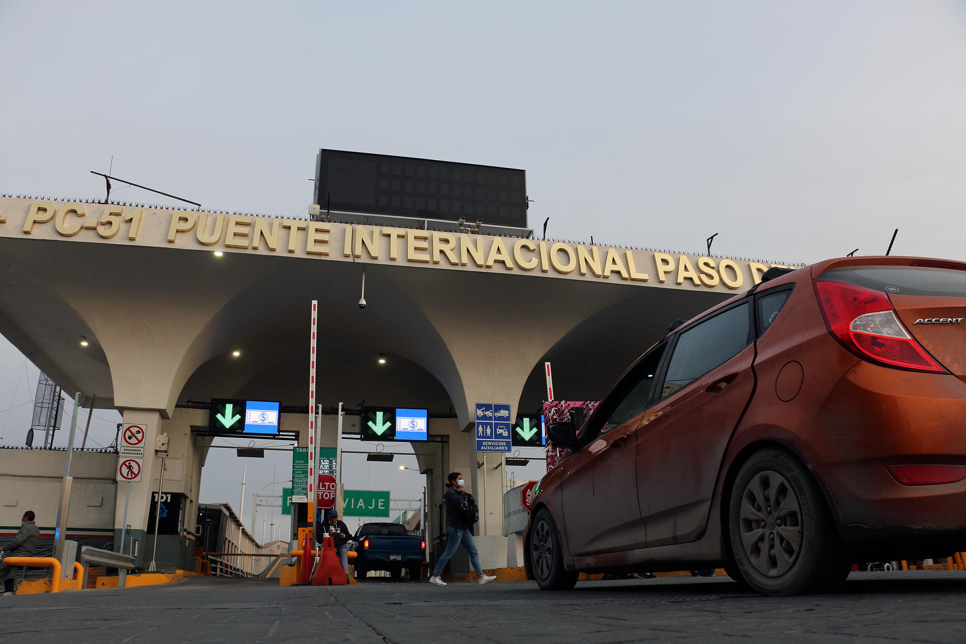 Vehículos cruzan hacia Estados Unidos por el Puente Internacional Paso del Norte, el 5 de febrero de 2024, en Ciudad Juárez (México).  EFE/Luis Torres
