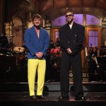 Fotografía cedida por NBC donde aparece el actor chileno estadounidense, Pedro Pascal (i), y el cantante puertorriqueño, Bad Bunny (d), mientras saludan durante un instante de su participación en el programa de televisión 'Saturday Night Live'. EFE/Will Heath/NBC /SOLO USO EDITORIAL /NO VENTAS /SOLO DISPONIBLE PARA ILUSTRAR LA NOTICIA QUE ACOMPAÑA /CRÉDITO OBLIGATORIO