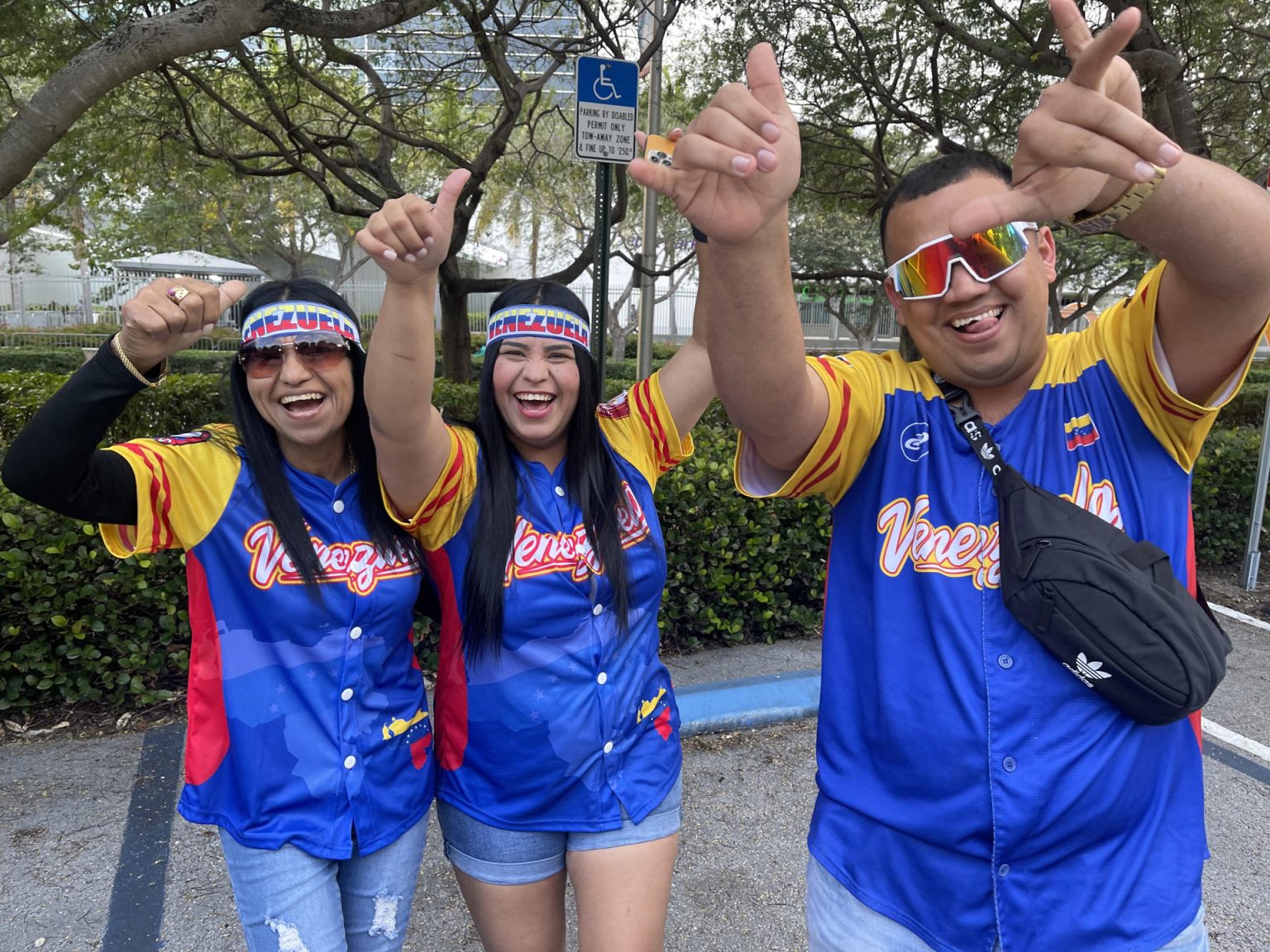 Aficionados venezolanos posan para EFE en Miami (Estados Unidos). EFE/ Antoni Belchi