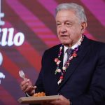 El Presidente de México Andrés Manuel López Obrador degusta el tradicional tamal mexicano con motivo del día de la Candelaria hoy, durante una rueda de prensa, en Palacio Nacional en la Ciudad de México (México). EFE/Sáshenka Gutiérrez