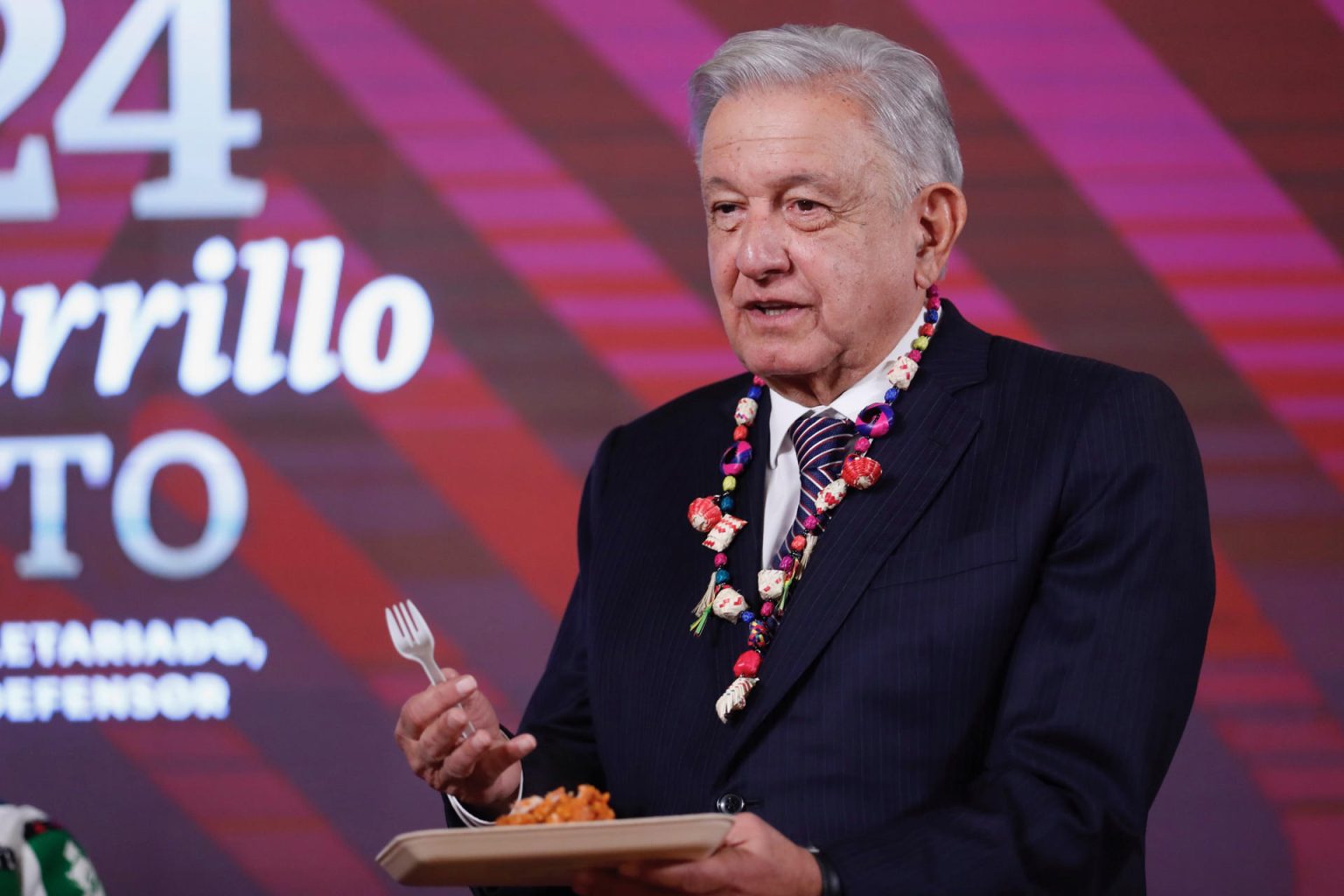 El Presidente de México Andrés Manuel López Obrador degusta el tradicional tamal mexicano con motivo del día de la Candelaria hoy, durante una rueda de prensa, en Palacio Nacional en la Ciudad de México (México). EFE/Sáshenka Gutiérrez