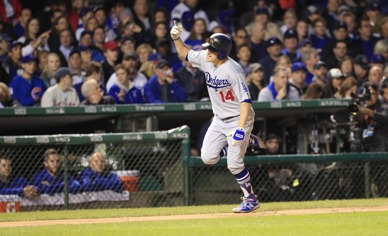 Fotografía de archivo en la que se registró al beisbolista puertorriqueño Enrique Hernández quien regresó a los Dodgers de la MLB en la segunda mitad de 2023 y ha renovado por una temporada y cuatro millones de dólares con el equipo angelino. EFE/Tannen Maury