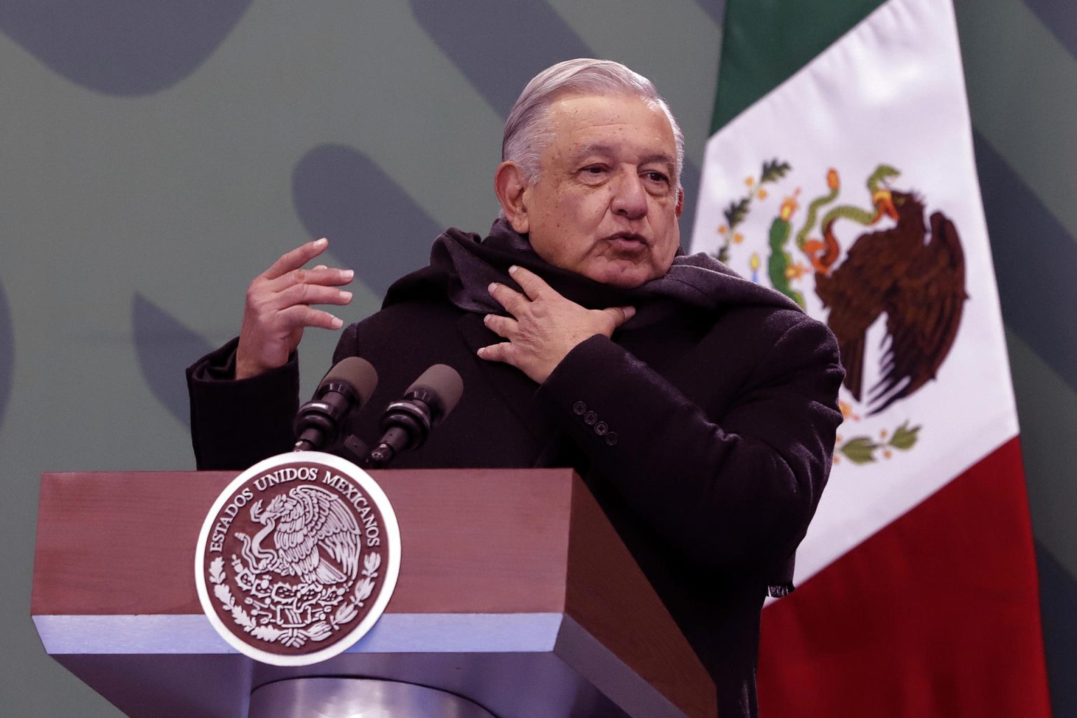 El presidente de México, Andrés Manuel López Obrador, habla durante una rueda de prensa este lunes, en el municipio Oriental, estado de Puebla (México). EFE/Hilda Ríos