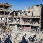 Palestinos inspeccionan las casas destruidas tras un ataque aéreo israelí cerca de la mezquita de Al-Farouq en el campo de refugiados de Rafah, al sur de la Franja de Gaza, este jueves. EFE/HAITHAM IMAD