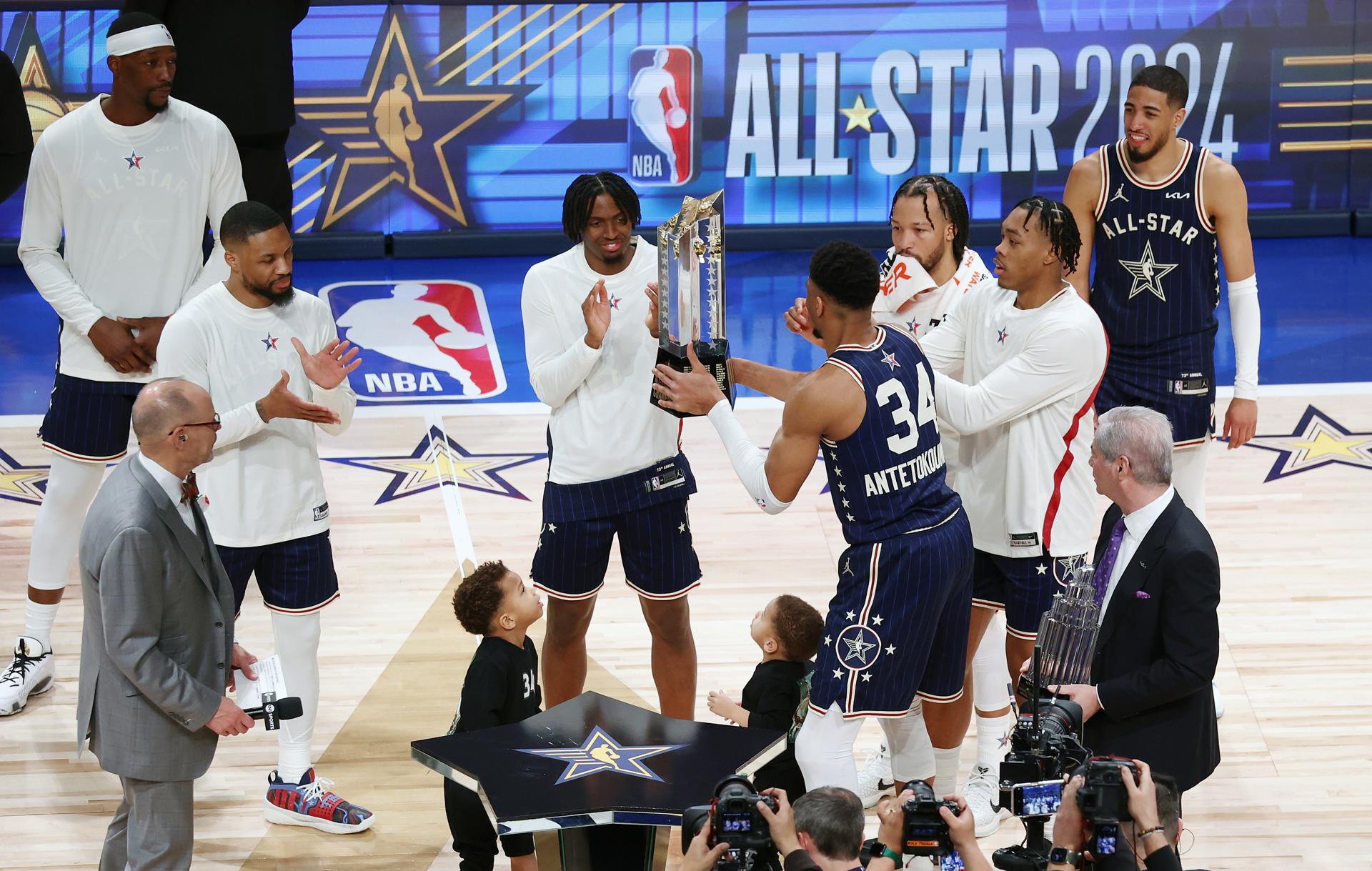 El capitán de los All stars de la Conferencia del Este, Giannis Antetokounmpo (C-R), presenta el trofeo a su equipo, este 18 de febrero de 2024. EFE/EPA/Brian Spurlock
