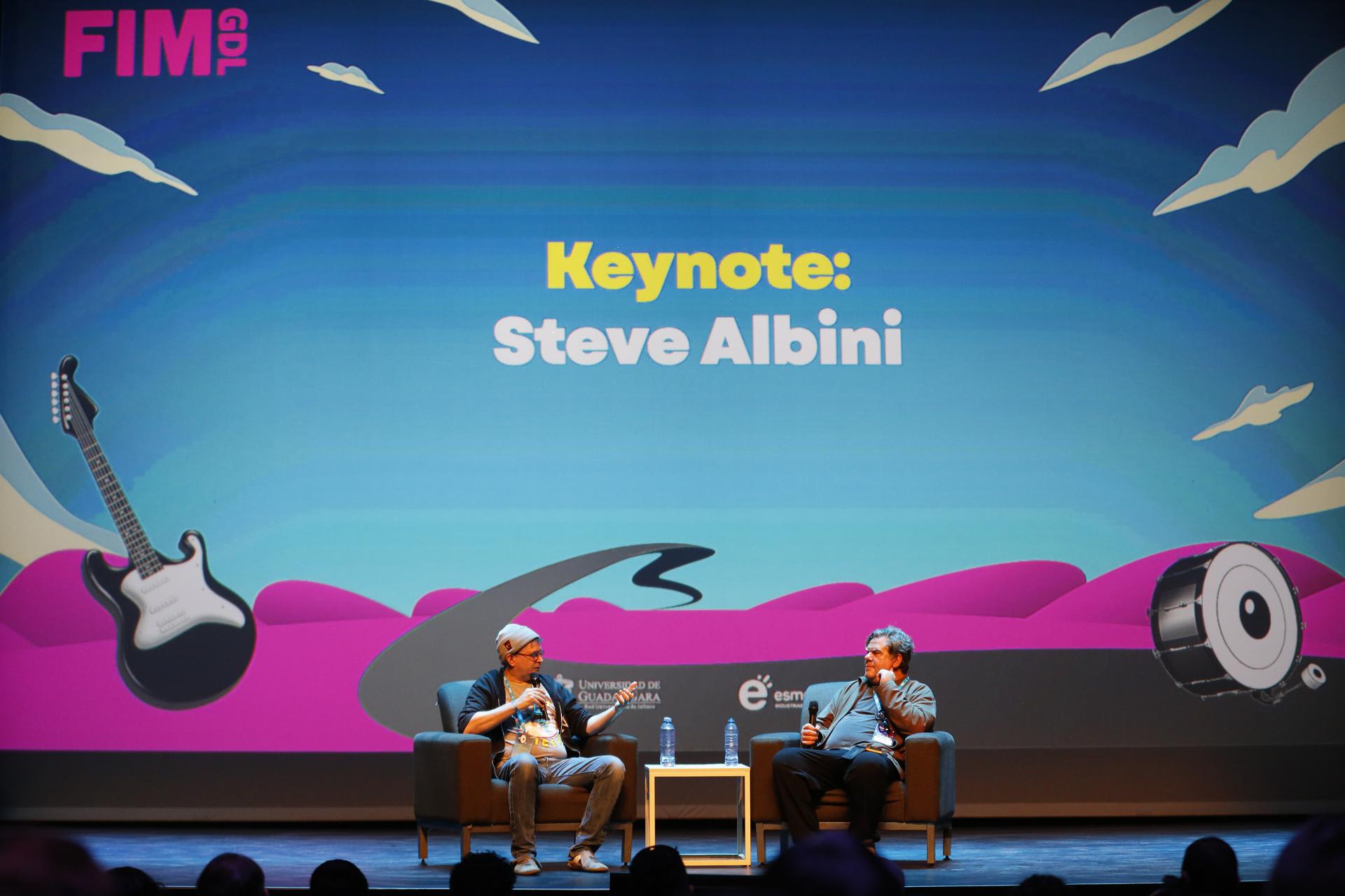 El productor estadounidense Steve Albini participa en un conversatorio este jueves en el marco del Festival Internacional de la Música (FIM), en el Conjunto Santander de Artes Escénicas de Guadalajara (México). EFE/ Francisco Guasco
