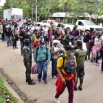 Fotografía de migrantes hondureños parte de una caravana en el municipio de Santa Rita en el departamento de Copán (Honduras). EFE/José Valle