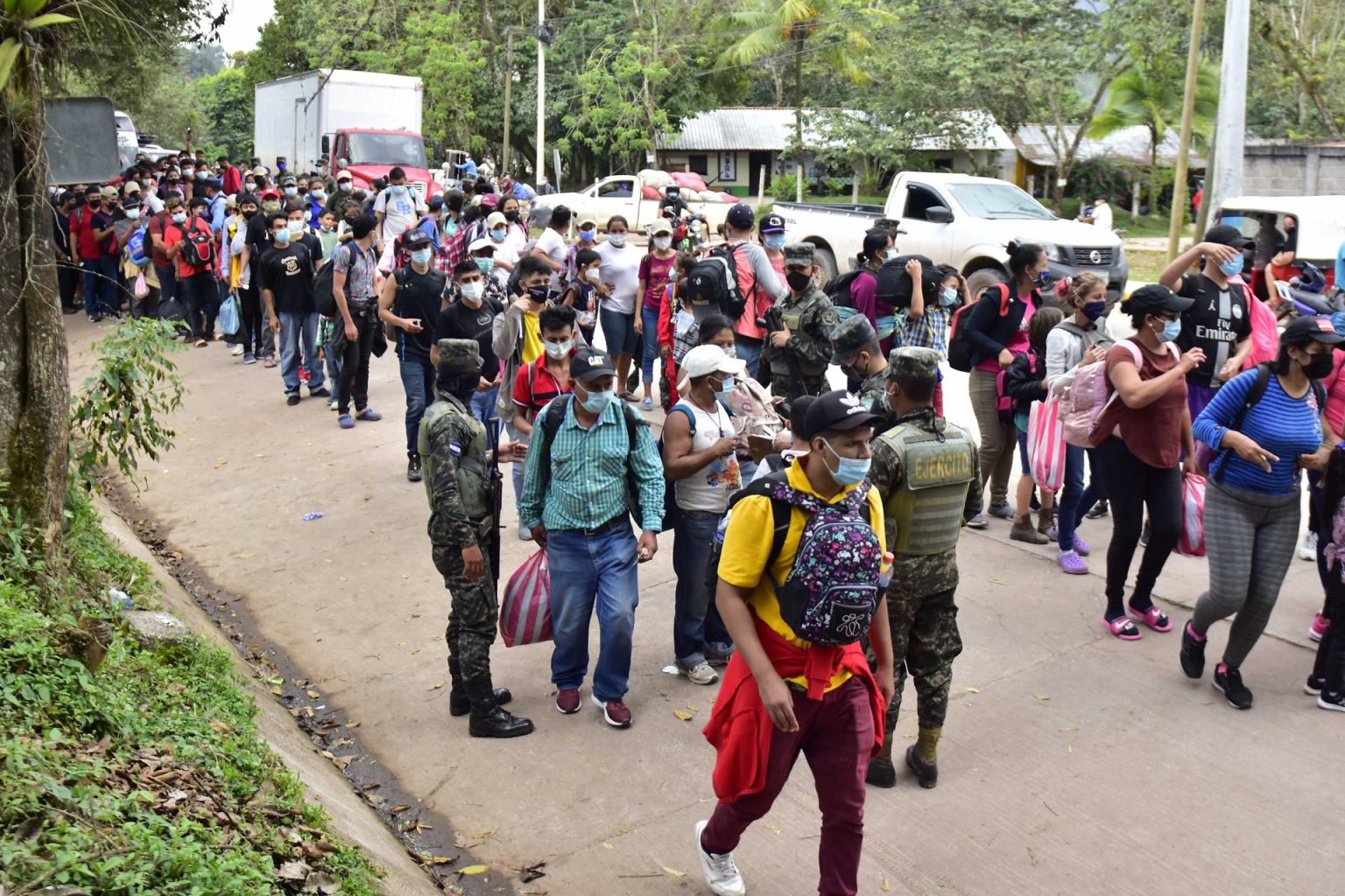 Fotografía de migrantes hondureños parte de una caravana en el municipio de Santa Rita en el departamento de Copán (Honduras). EFE/José Valle