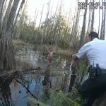 Captura de un vídeo divulgado por la Oficina del Alguacil del Condado Hillsborough donde se muestra a uno de sus agentes llamando a una niña autista, de 5 años, al ser hallada en medio de la noche con el agua hasta los tobillos en un pantano cerca de Tampa, Florida (EE. UU). EFE/Alguacil del Condado Hillsborough /SOLO USO EDITORIAL /NO VENTAS /SOLO DISPONIBLE PARA ILUSTRAR LA NOTICIA QUE ACOMPAÑA /CRÉDITO OBLIGATORIO /MÁXIMA CALIDAD DISPONIBLE