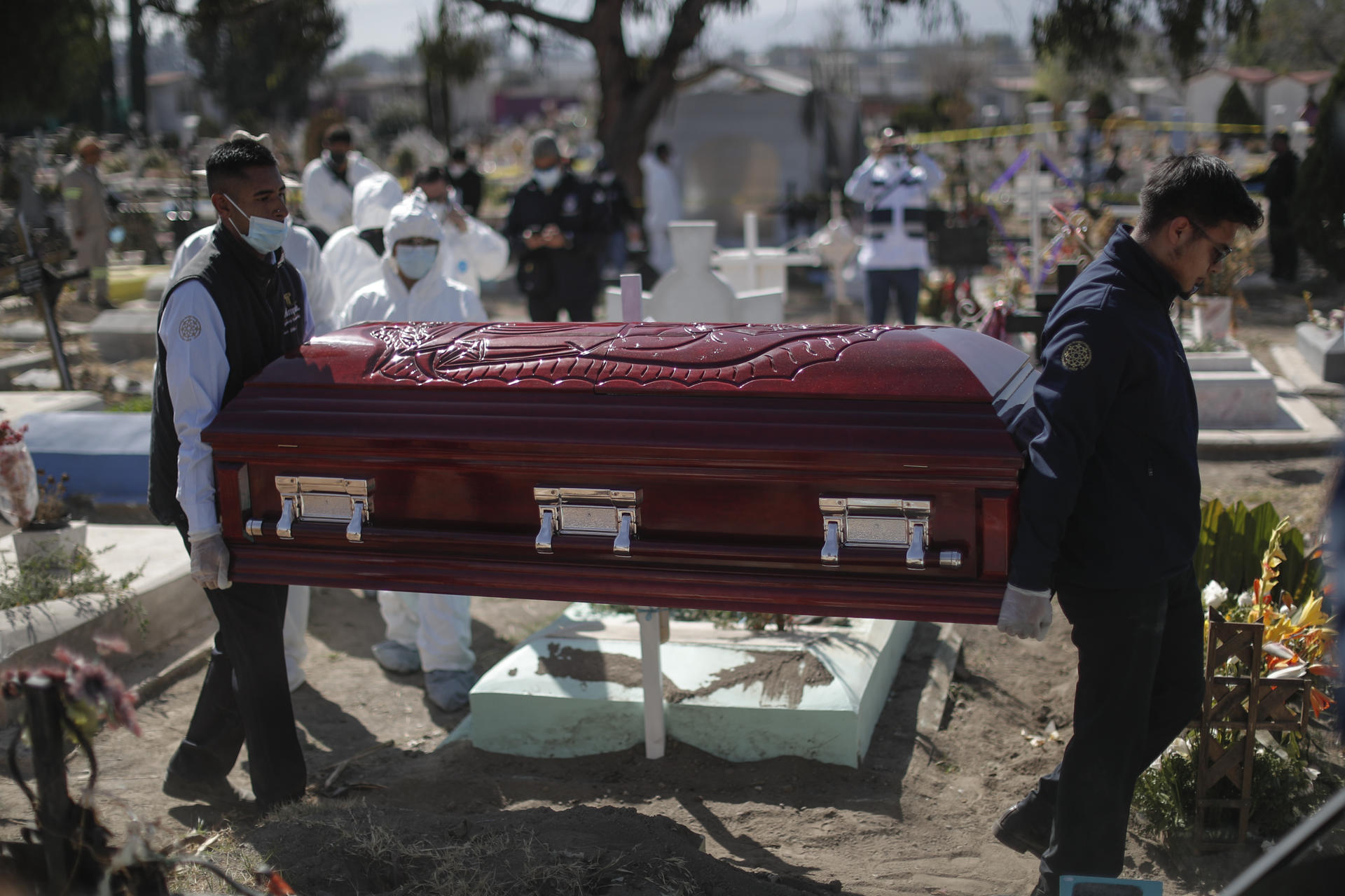 Personal de la Fiscalía de la Ciudad de México exhuman los restos de Paola Buenrostro este martes, en el panteón de San Lorenzo Tezonco, en la Ciudad de México (México). EFE/ Isaac Esquivel
