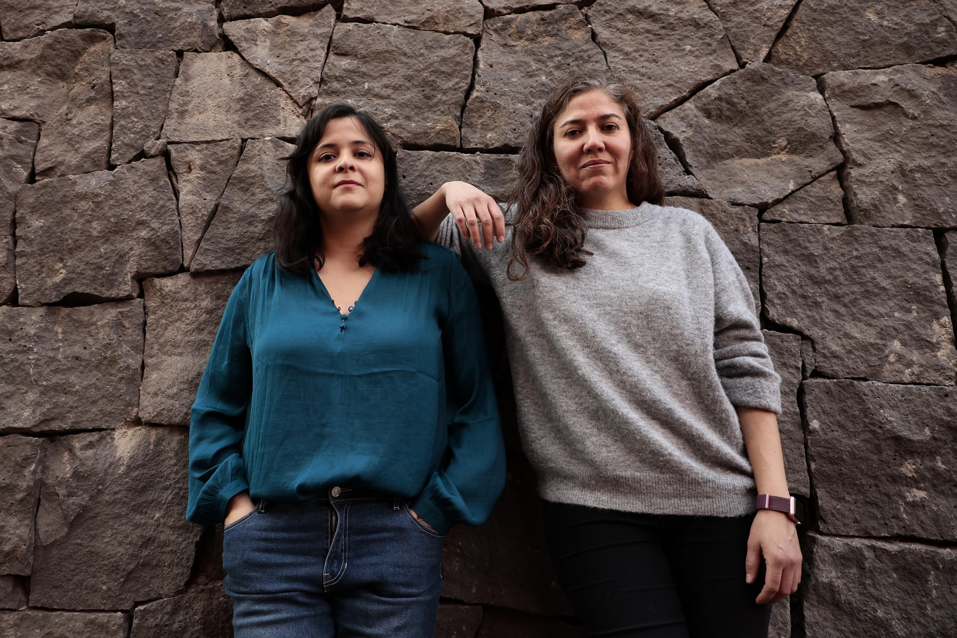 Las cineastas mexicanas Fernanda Valadez (d) y Astrid Rondero (i) posan durante una entrevista con EFE, el 15 de febrero de 2024, en la Ciudad de México (México). EFE/José Méndez
