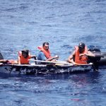 Foto de archivo de un grupo de inmigrantes cubanos llegando a las costas de Florida en un bote. EFE/ARCHIVO
