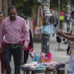 Un vendedor ambulante ofrece sus productos en una calle de la Ciudad de México (México).  Imagen de archivo. EFE/ Isaac Esquivel