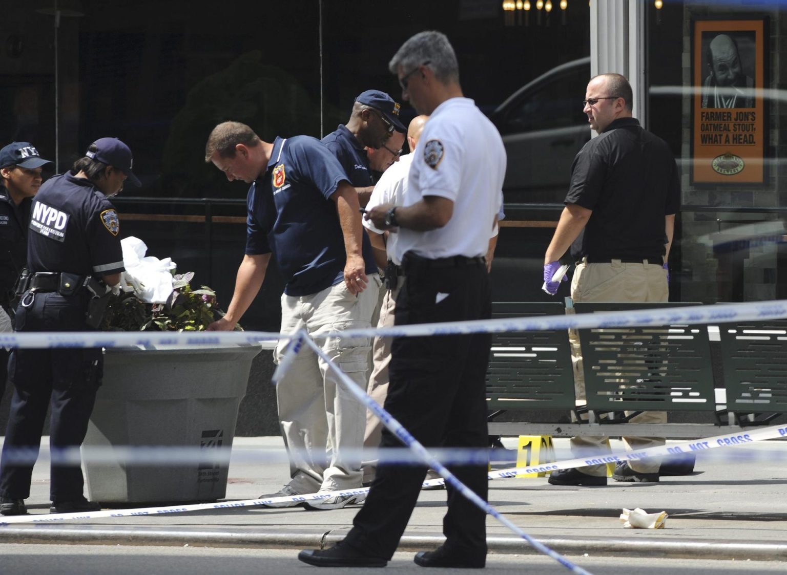 Fotografía de archivo de miembros de la policía criminal de Nueva York que recogen pruebas en el lugar de un tiroteo. EFE/Peter Foley