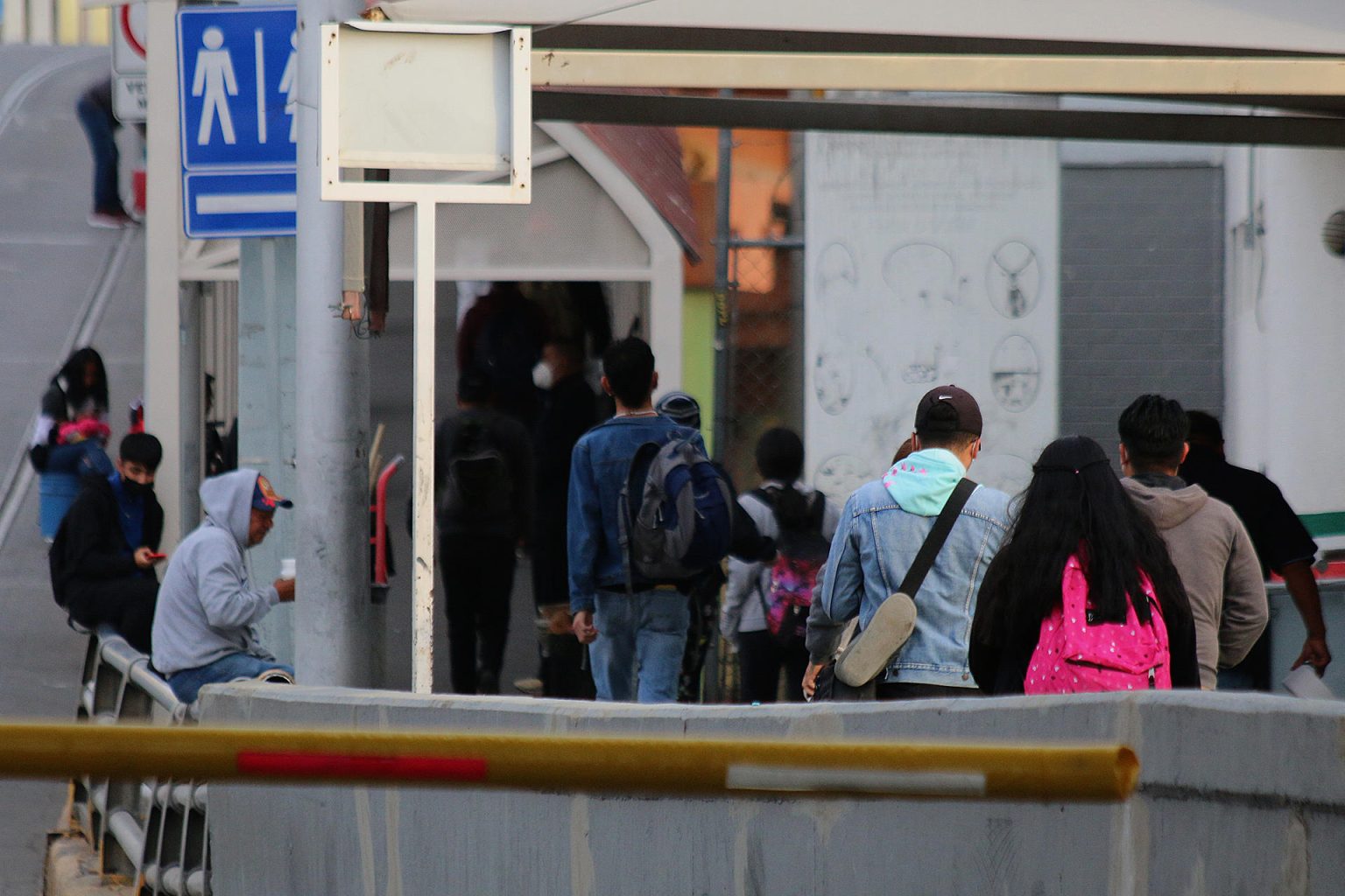 Varias personas caminan para cruzar hacia Estados Unidos por el Puente Internacional Paso del Norte, el 5 de febrero de 2024, en Ciudad Juárez (México). EFE/Luis Torres