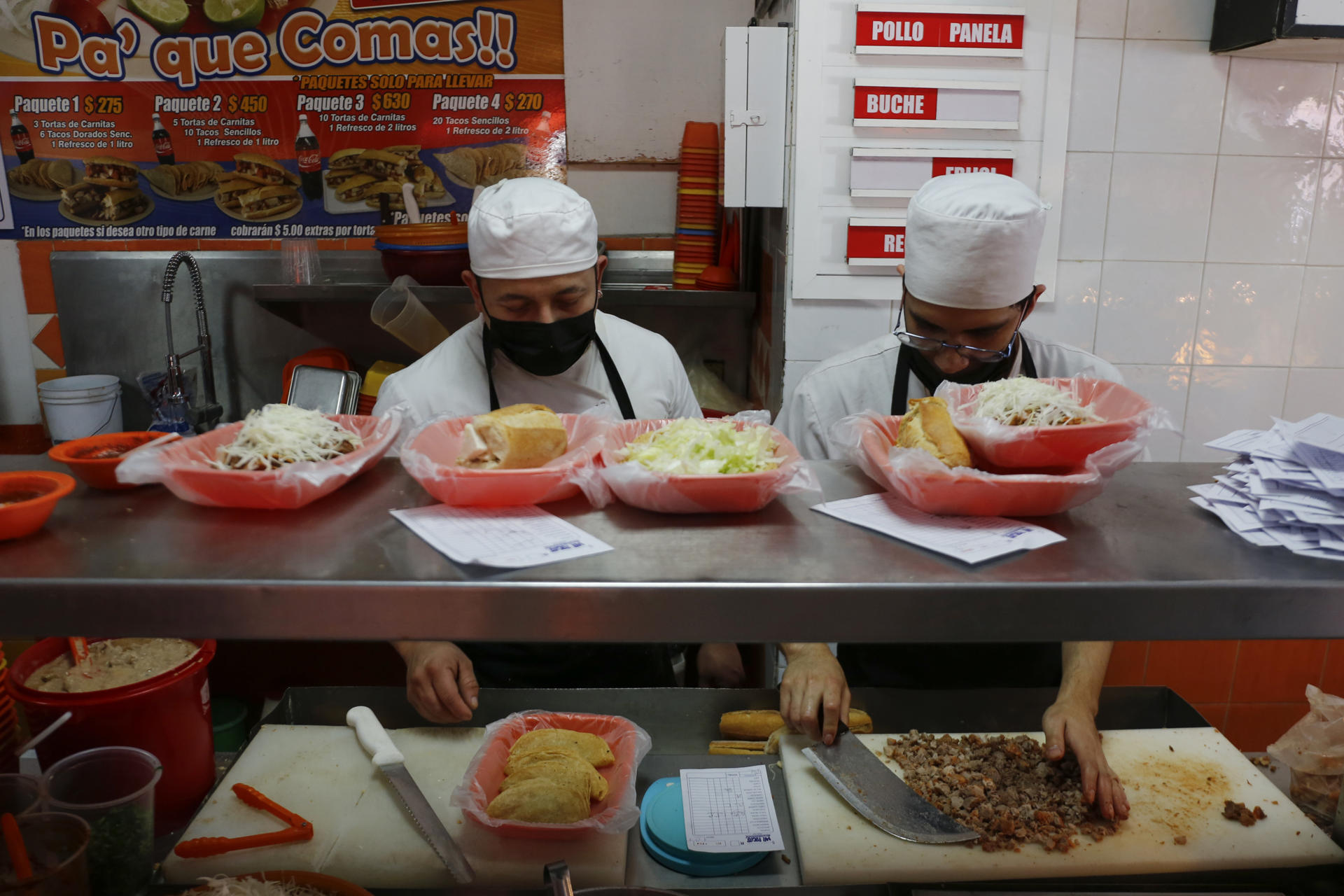 Cocineros preparan platos con 'tortas ahogadas' el 23 de febrero de 2024 en la ciudad de Guadalajara, estado de Jalisco (México). EFE/Francisco Guasco
