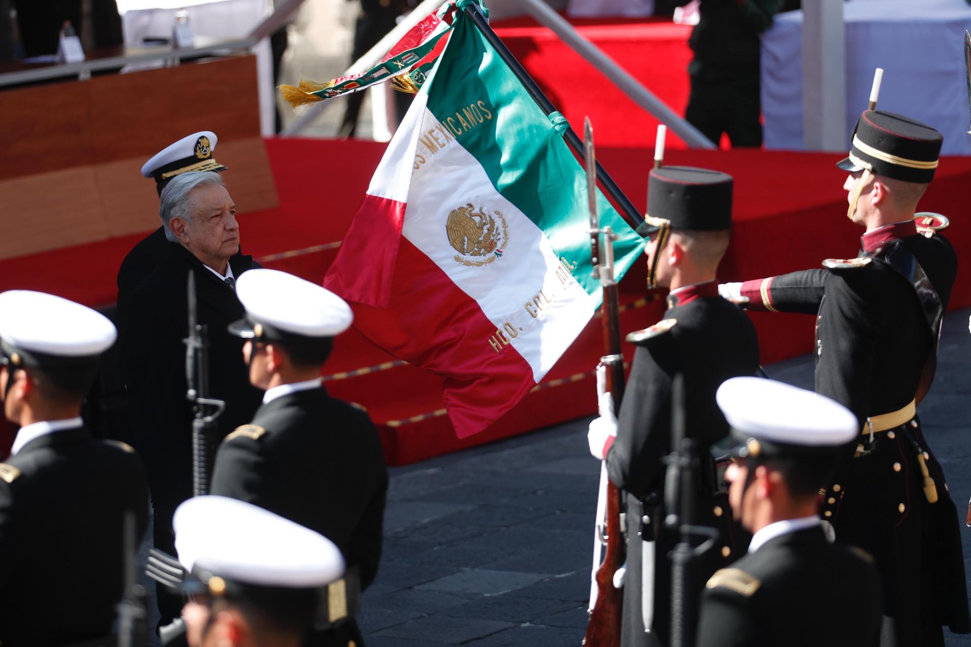 El presidente de México, Andrés Manuel López Obrador, participa durante la conmemoración del 111 aniversario de la Marcha de la Lealtad, hoy en la Ciudad de México (México). EFE/Sáshenka Gutiérrez
