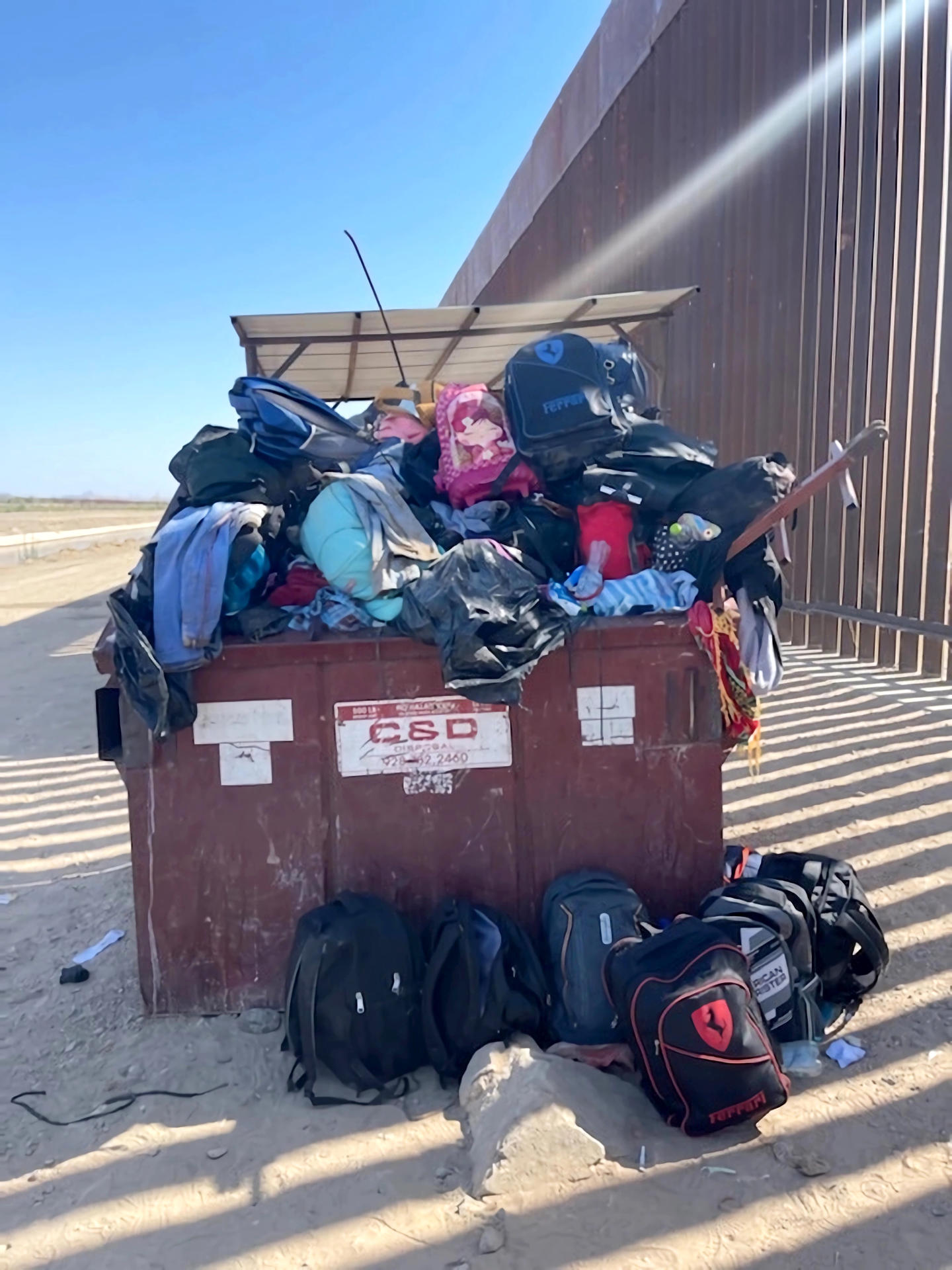 Fotografía de junio de 2022 cedida por la Unión Estadounidense de Libertades Civiles (ACLU) en Arizona donde se muestra un contenedor con pertenencias personales confiscadas a migrantes cerca de Yuma, Arizona. EFE/ACLU AZ /SOLO USO EDITORIAL /NO VENTAS /SOLO DISPONIBLE PARA ILUSTRAR LA NOTICIA QUE ACOMPAÑA /CRÉDITO OBLIGATORIO
