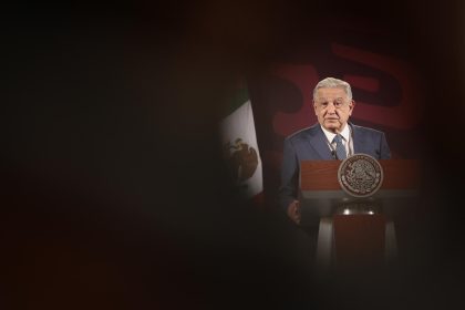 El presidente de México, Andrés Manuel López Obrador, habla durante su conferencia de prensa matutina hoy, en el Palacio Nacional en la Ciudad de México (México).  EFE/José Méndez
