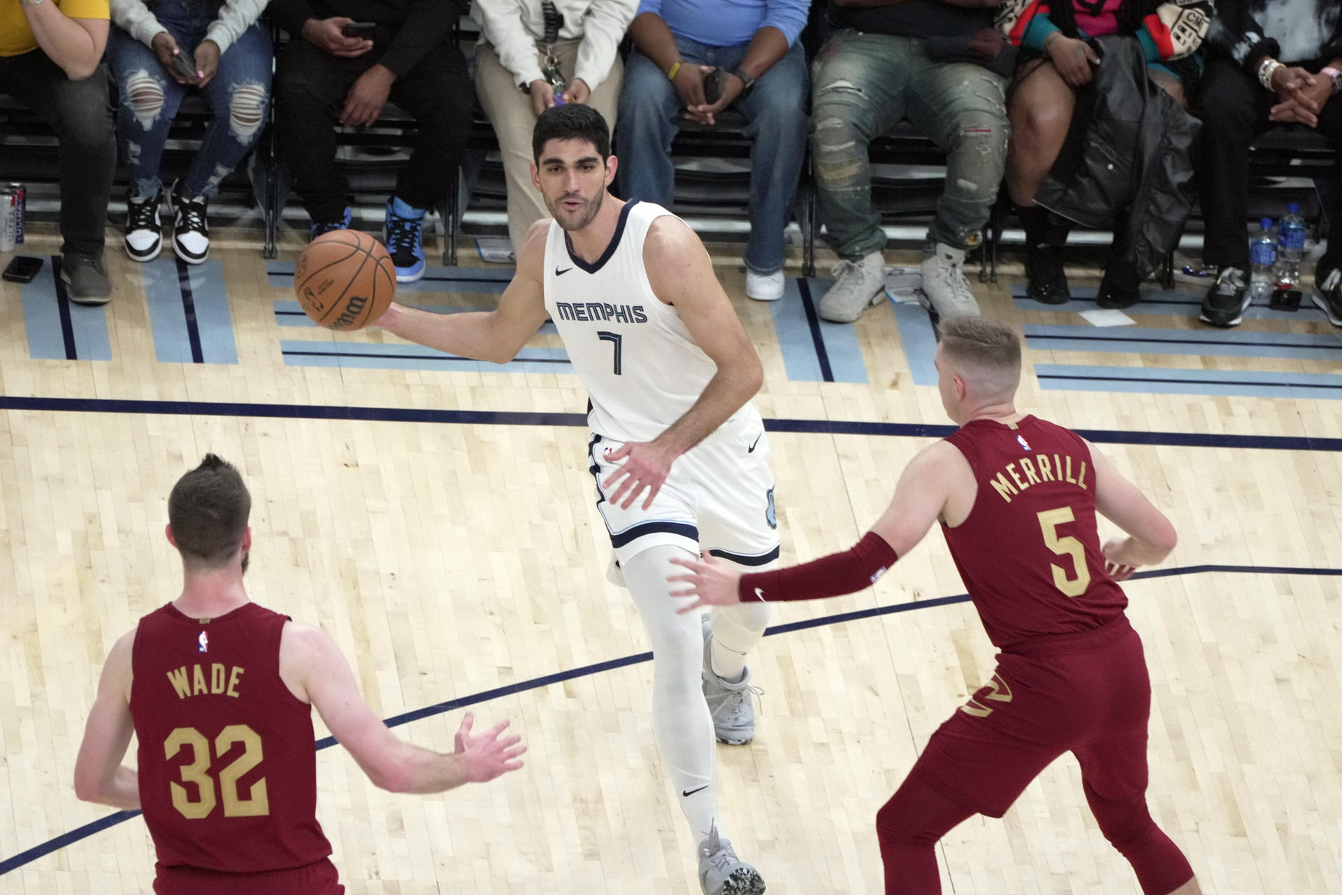 El jugador de los Memphis Grizzlies Santi Aldama pasa el balón en la segunda mitad del juego contra los Cleveland Cavaliers en el FedEx Forum hoy, en Memphis, Tennessee (EE.UU). EFE/ Karen Pulfer Focht
