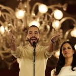 El actual presidente y ganador de la reelección de El Salvador, Nayib Bukele, habla desde el Palacio Nacional junto a su esposa Gabriela Rodríguez de Bukele, en San Salvador (El Salvador). EFE/ Bienvenido Velasco