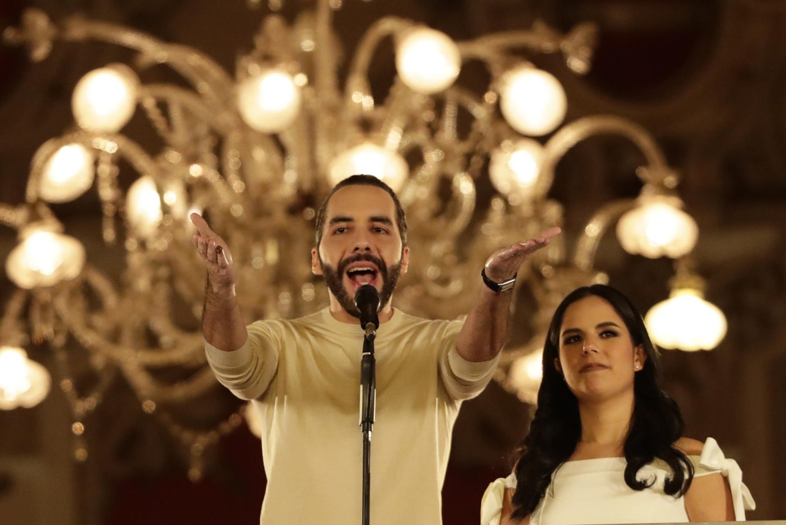 El actual presidente y ganador de la reelección de El Salvador, Nayib Bukele, habla desde el Palacio Nacional junto a su esposa Gabriela Rodríguez de Bukele, en San Salvador (El Salvador). EFE/ Bienvenido Velasco