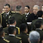 El presidente de México, Andrés Manuel López Obrador (d) y el secretario de la Defensa Nacional, Luis Cresencio Sandoval (i), entregan reconocimientos a militares durante un acto protocolario este lunes, en el municipio Oriental, estado de Puebla (México). EFE/ Hilda Ríos