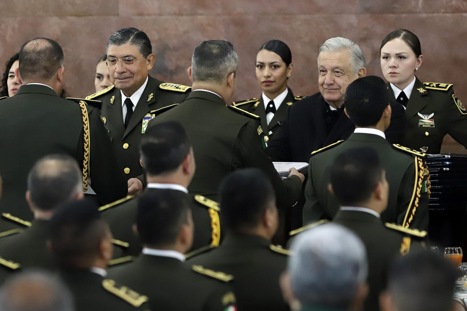 El presidente de México, Andrés Manuel López Obrador (d) y el secretario de la Defensa Nacional, Luis Cresencio Sandoval (i), entregan reconocimientos a militares durante un acto protocolario este lunes, en el municipio Oriental, estado de Puebla (México). EFE/ Hilda Ríos