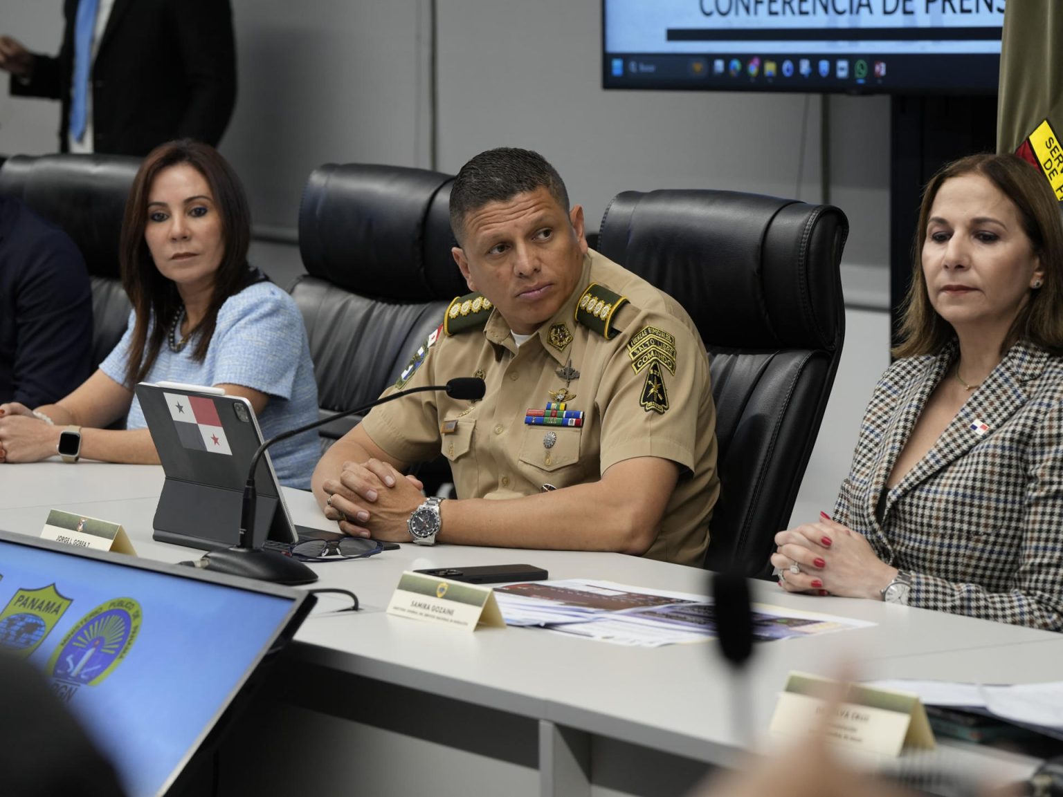 El director del Servicio Nacional de Fronteras de Panamá, Jorge Gobea (c) habla junto a la directora del Servicio Nacional de Migración de Panamá, Samira Gozaine (der.), durante una rueda de prensa hoy en Ciudad de Panamá (Panamá). EFE/ Servicio Nacional De Fronteras De Panamá SOLO USO EDITORIAL/NO VENTAS/SOLO DISPONIBLE PARA ILUSTRAR LA NOTICIA QUE ACOMPAÑA/CRÉDITO OBLIGATORIO