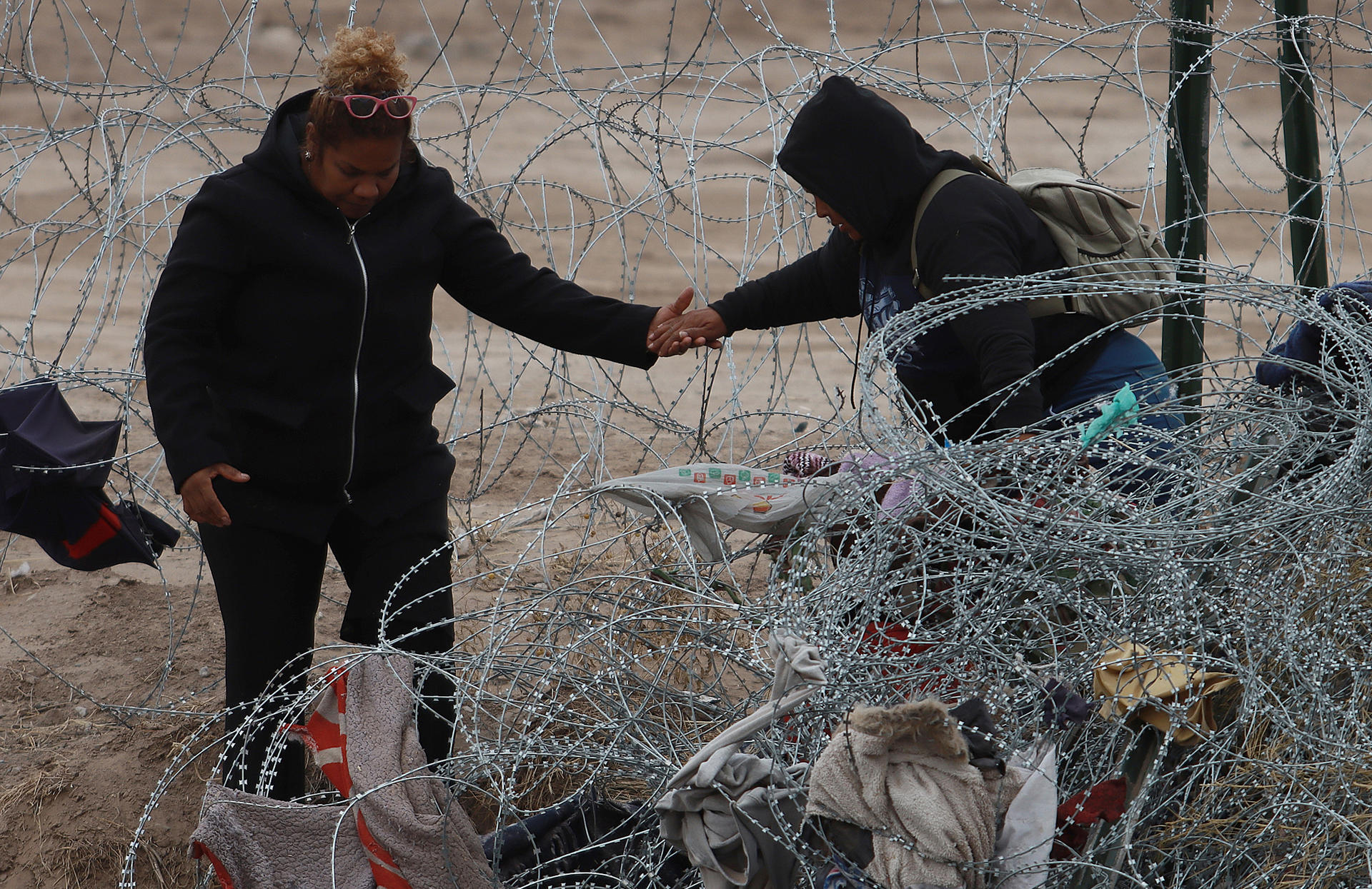 Migrantes intentan cruzar la cerca de alambres en la frontera que divide a México de los Estados Unidos, el 8 de febrero de 2024, en Ciudad Juárez (México). EFE/Luis Torres
