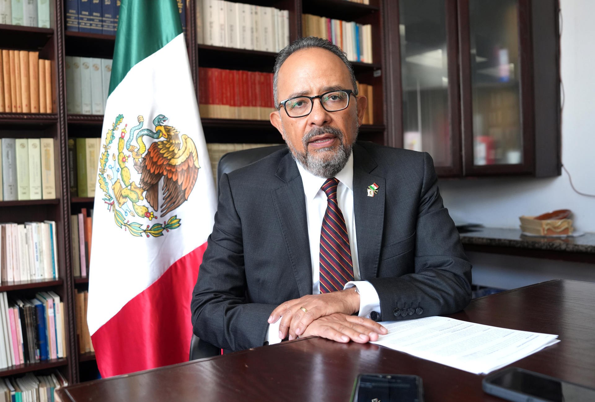 El cónsul mexicano en California, Carlos González Gutiérrez, habla con EFE durante una entrevista el viernes 16 de febrero de 2024, en su despacho en la sede del consulado en San Diego, California (EE.UU.). EFE/ Manuel Ocaño
