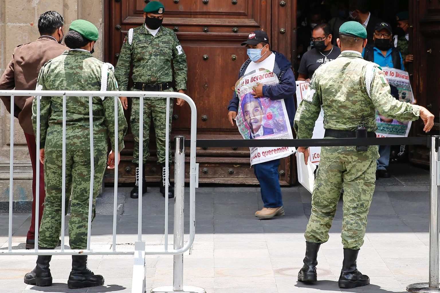 Fotografía de archivo de padres de los 43 jóvenes desaparecidos de Ayotzinapa salen del Palacio Nacional, luego de una reunión con el presidente de México, Andrés Manuel López Obrador, en Ciudad de México (México). EFE/Carlos Ramírez