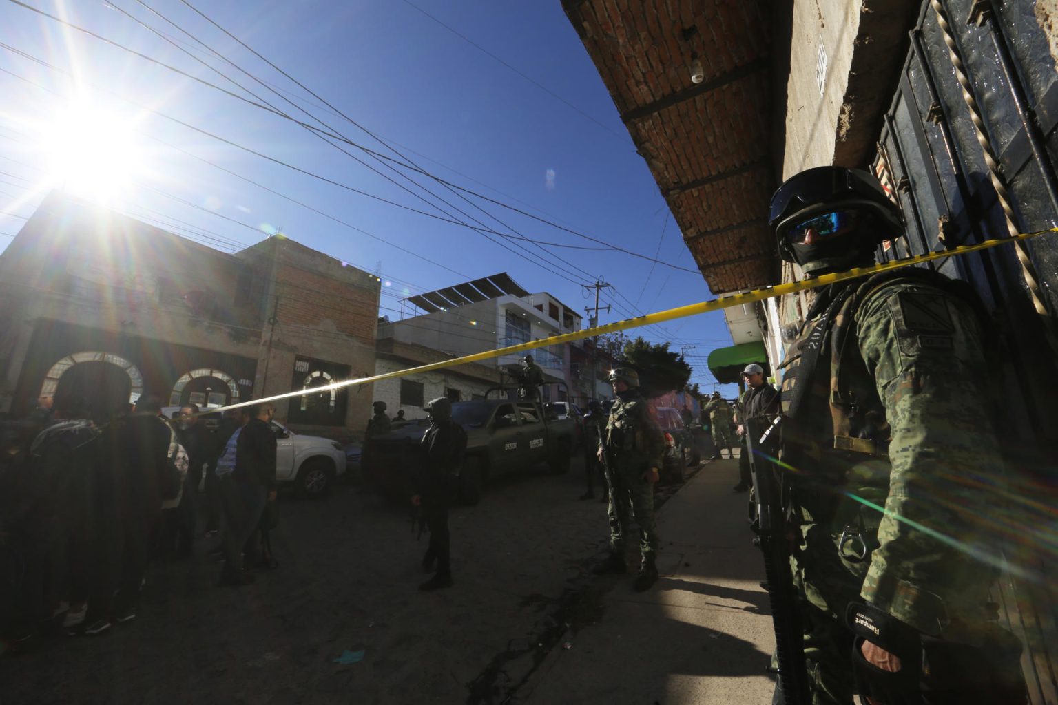 Integrantes del Ejército Mexicano, resguardan la zona donde se registró un ataque armado la madrugada de este domingo, en el municipio de Tlaquepaque, en Jalisco, (México). EFE/ Francisco Guasco