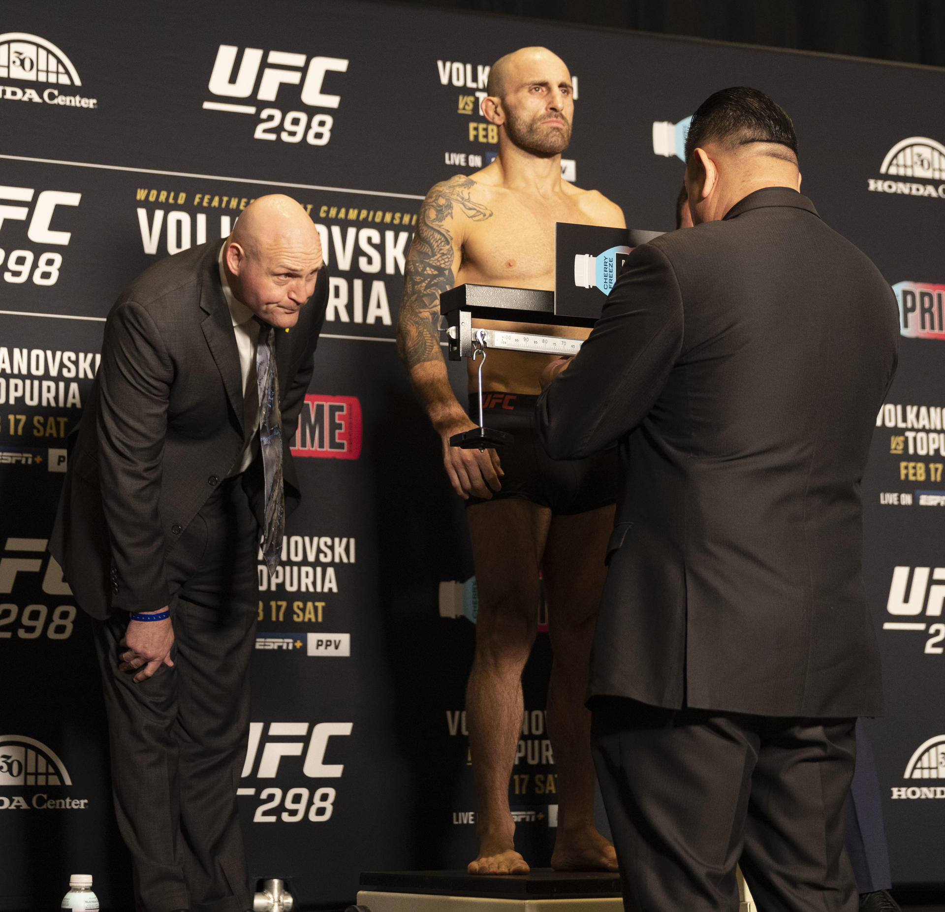 El peleador australiano Alexander Volkanvoski durante el pesaje para la pelea por el título de peso pluma en el Regency Hyatt en Irvine, California (EE. UU). EFE/ Armando Arorizo
