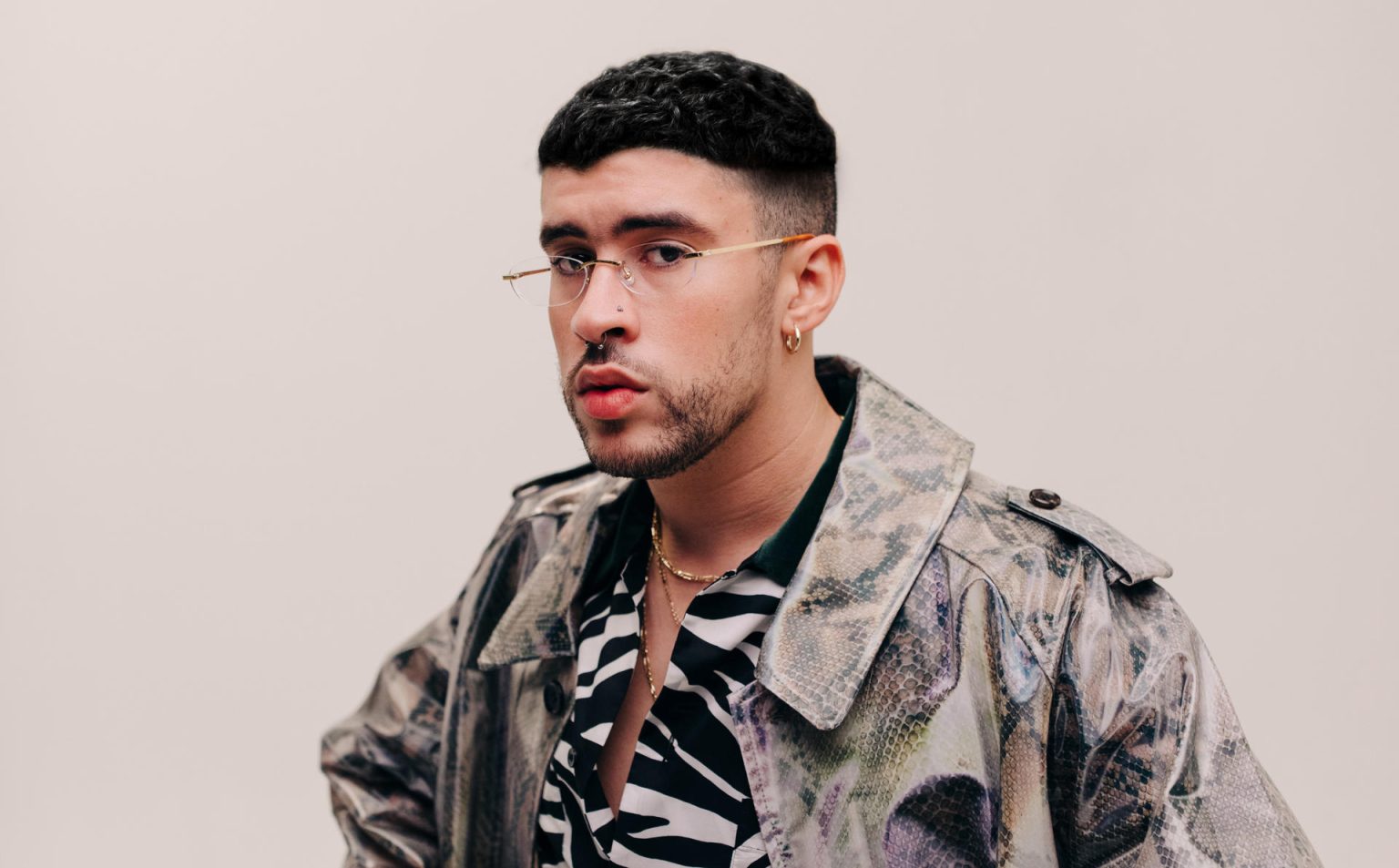 Fotografía cedida por Rimas Music donde aparece el reguetonero puertorriqueño Bad Bunny quien entregará alguno de los premios o presentará puntualmente algún segmento de la 96 edición de los Óscar, prevista para este 10 de marzo, según anunció este jueves la Academia de Hollywood (EEUU). EFE/Rimas Music /SOLO USO EDITORIAL /NO VENTAS /SOLO DISPONIBLE PARA ILUSTRAR LA NOTICIA QUE ACOMPAÑA /CRÉDITO OBLIGATORIO