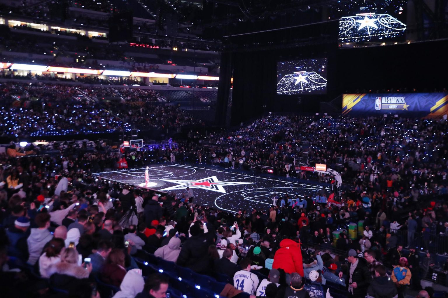 Registro general este sábado, 17 de febrero, del interior del coliseo Lucas Oil Stadium, durante el desarrollo del fin de semana de las Estrellas de la NBA, en Indianápolis (Indiana, EE.UU.). EFE/Brian Spurlock