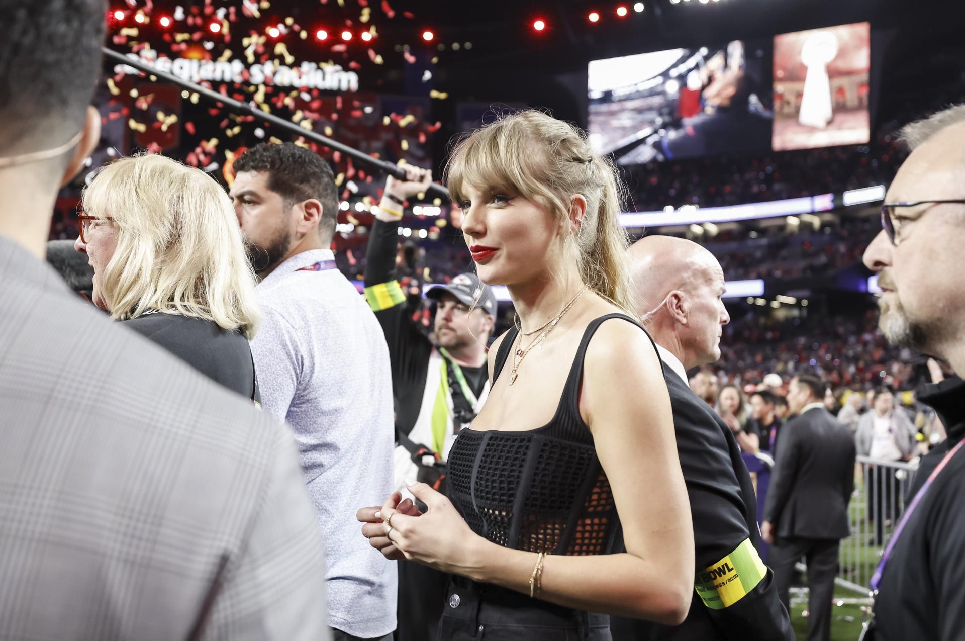 La cantante Taylor Swift celebra el triunfo de los Kansas City Chiefs ante los San Francisco 49ers en el Super Bowl en el Allegiant Stadium, en Las Vegas, Nevada (EE.UU.). EFE/EPA/John G. Mabanglo
