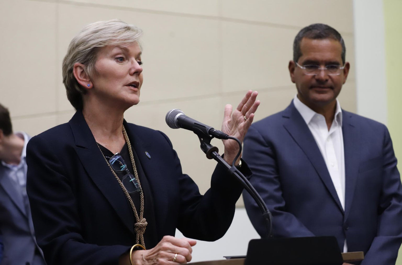 La Secretaria de Energía de EE. UU., Jennifer M. Granholm (i) y el gobernador de Puerto Rico, Pedro Pierluisi (d). Imagen de archivo. EFE/Thais Llorca