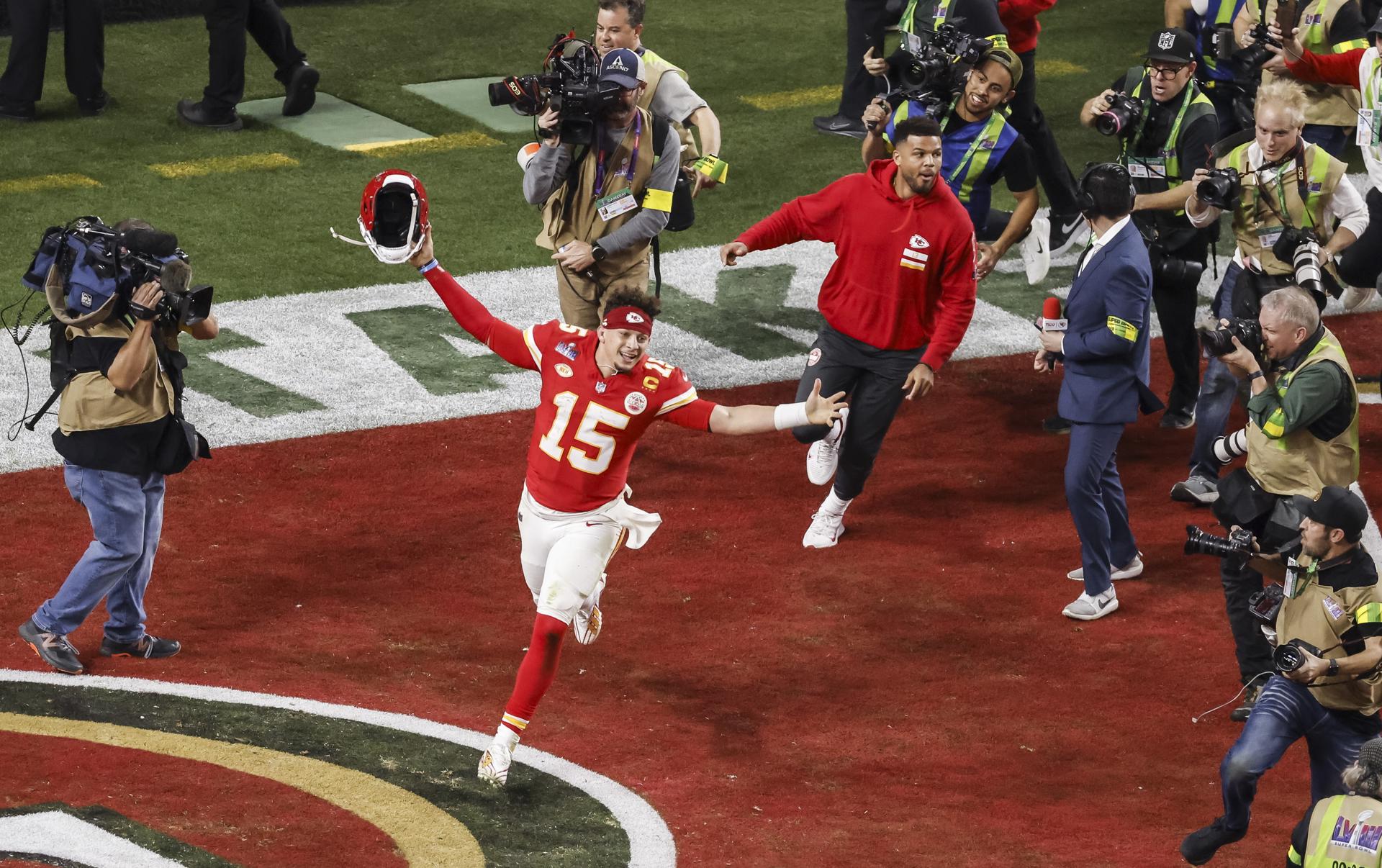 El mariscal de campo de los Kansas City Chiefs, Patrick Mahomes (c), celebra tras vencer a los San Francisco 49ers en el Super Bowl en el Allegiant Stadium, en Las Vegas, Nevada (EE.UU.), este 11 de febrero de 2024. EFE/EPA/Caroline Brehman
