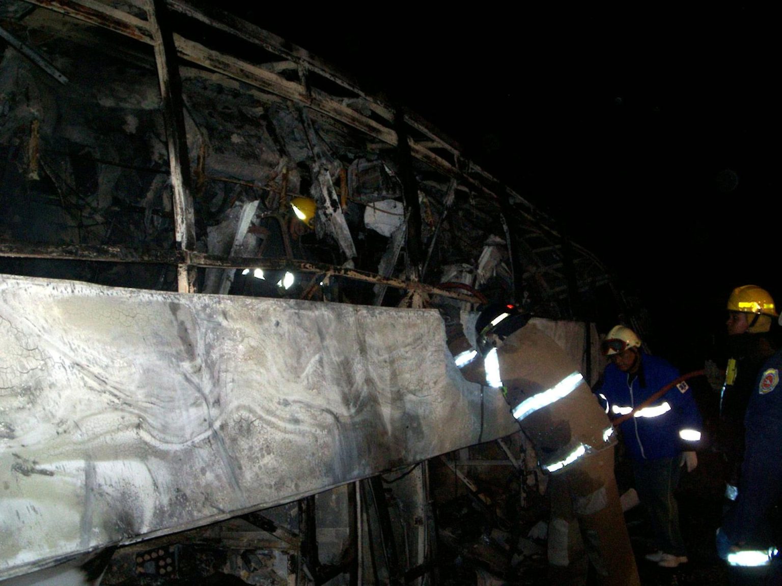 Fotografía de archivo de miembros de la Cruz Roja de México y Protección Civil que trabajan en el lugar donde se presentó un accidente, en el estado de San Luis Potosí. EFE/Ricardo Nieto Pérez