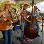 Fotografía cedida por Pinecrest Gardens donde aparecen unos músicos de música country mientras tocan sus intrumentos durante la octava edición del 'Chili Cook-Off' celebrada en el 2023 en estos jardines ubicados en Pinecrest, ciudad aledaña a Miami, Florida. EFE/Pinecrest Gardens /SOLO USO EDITORIAL /NO VENTAS /SOLO DISPONIBLE PARA ILUSTRAR LA NOTICIA QUE ACOMPAÑA /CRÉDITO OBLIGATORIO