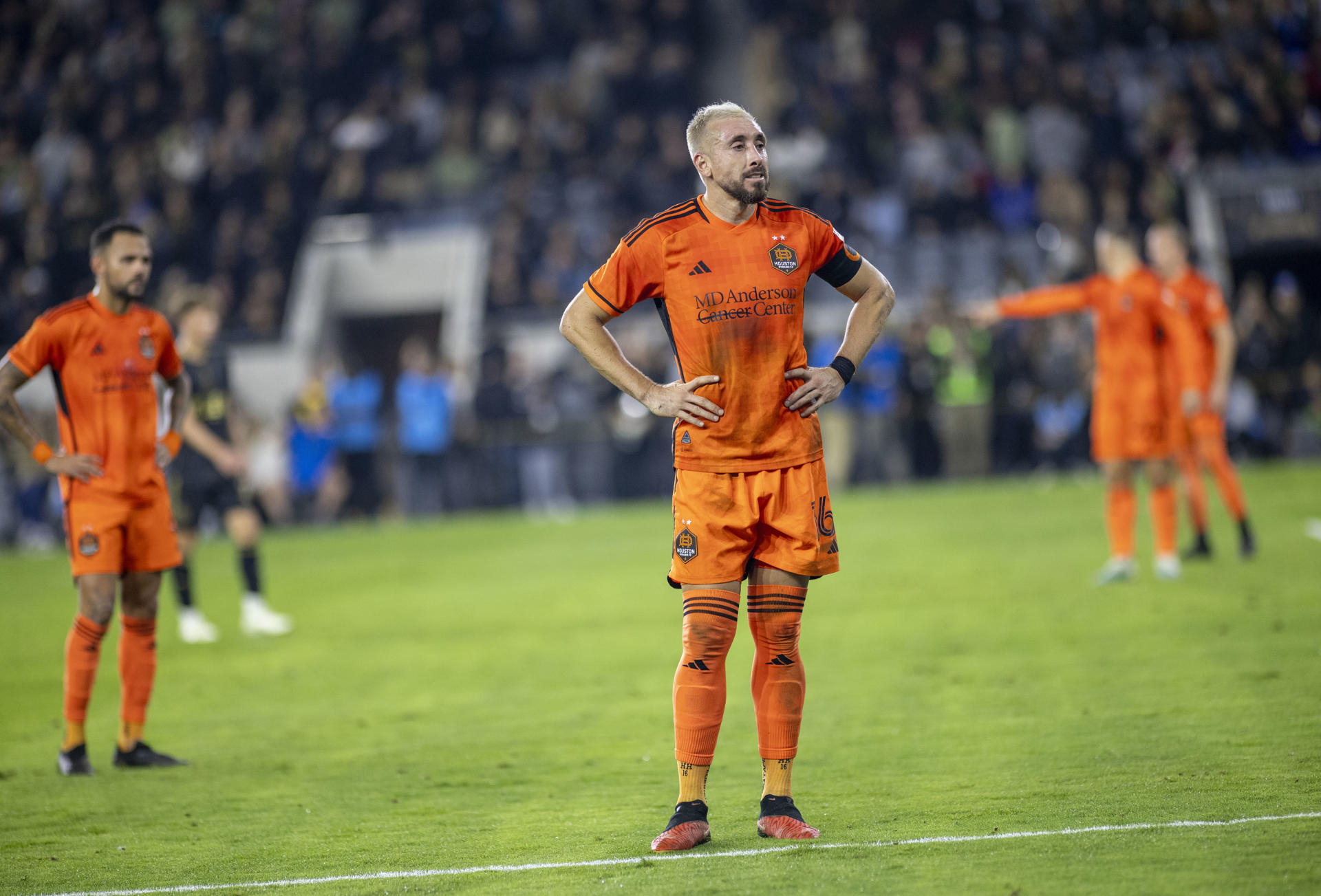 Fotografía de archivo, tomada el pasado 2 de diciembre, en la que se registró al centrocampista mexicano Héctor Herrera, al actuar para el club estadounidense de fútbol Houston Dynamo, durante un partido de la MLS, en Los Ángeles (California, EE.UU). EFE/Armando Arorizo
