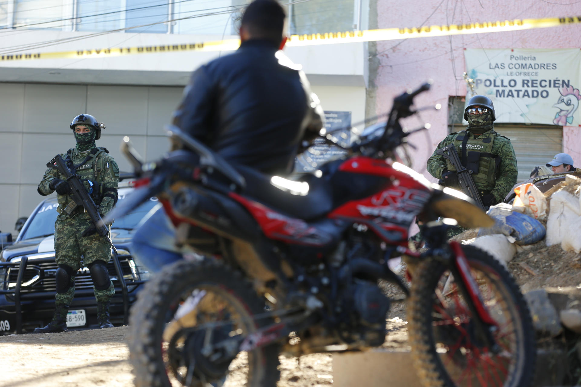 Integrantes del Ejército Mexicano, resguardan la zona donde se registró un ataque armado la madrugada de este domingo, en el municipio de Tlaquepaque, en Jalisco, (México). EFE/ Francisco Guasco
