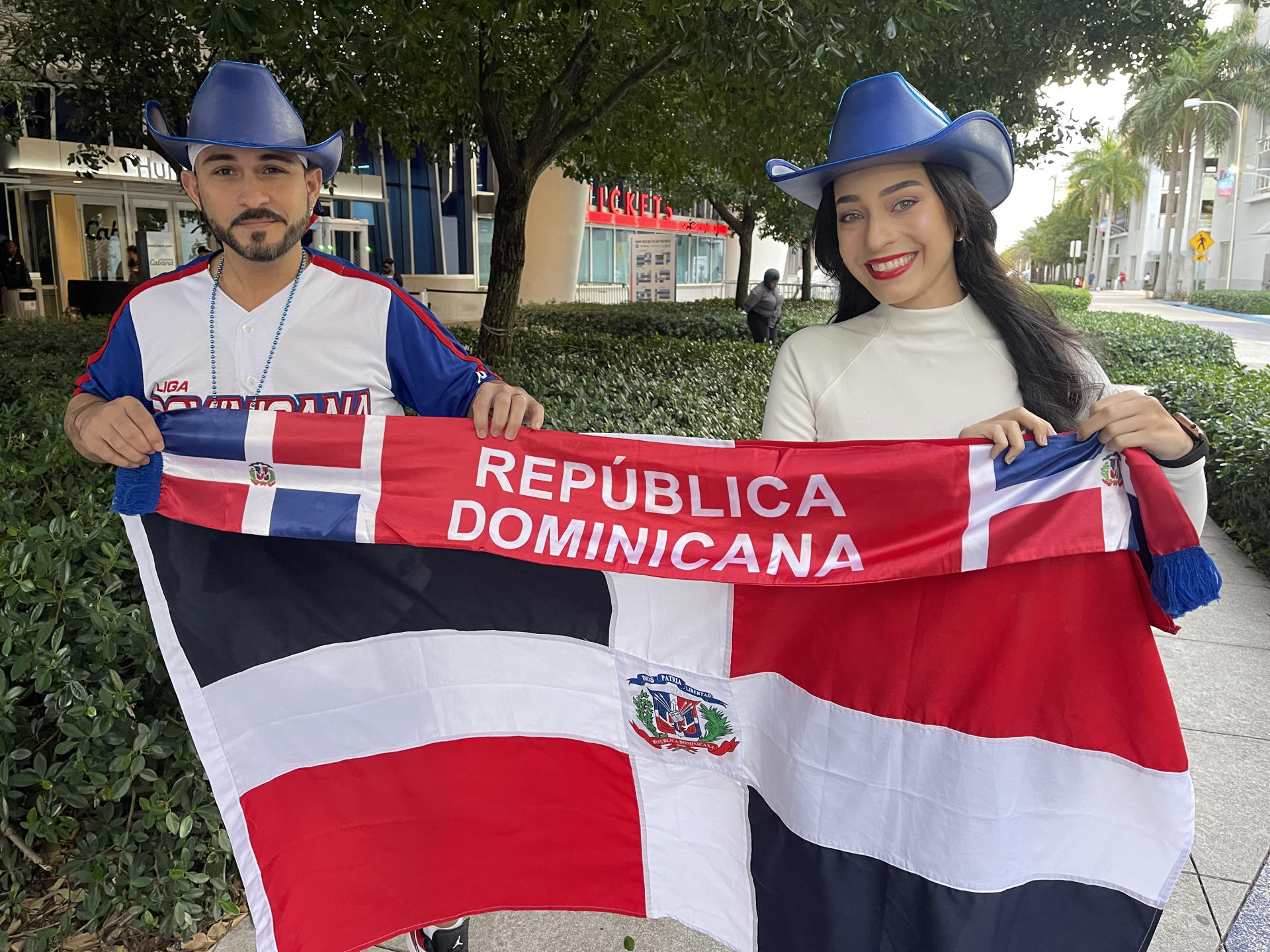 Los aficionados dominicanos Aris Díaz y Diana Batista posan para EFE en Miami (Estados Unidos). EFE/ Antoni Belchi
