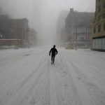 Fotografía de archivo de un corredor solitario por la Octava avenida en plena tormenta de nieve en la ciudad de Nueva York. EFE/Peter Foley