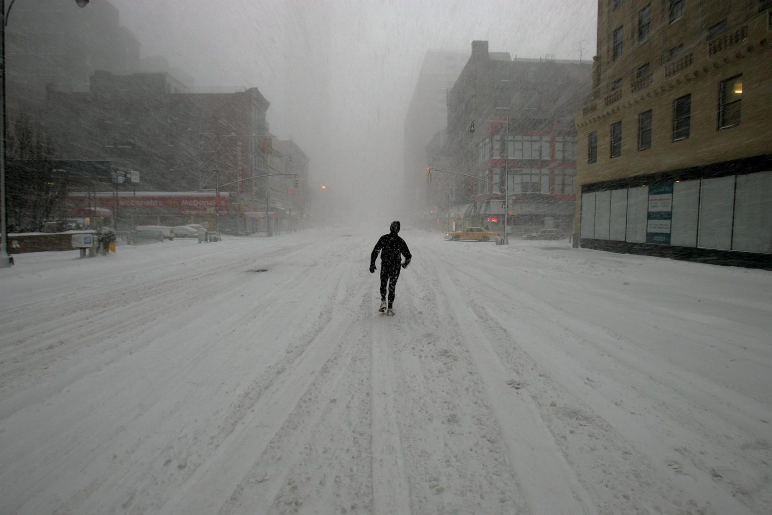 Fotografía de archivo de un corredor solitario por la Octava avenida en plena tormenta de nieve en la ciudad de Nueva York. EFE/Peter Foley