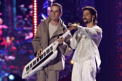 Fotografía de archivo del músico Edgar Barrera (i) y el cantante Camilo durante su actuación en la gala anual de los Latin Grammy, celebrada en Sevilla. EFE/Julio Muñoz