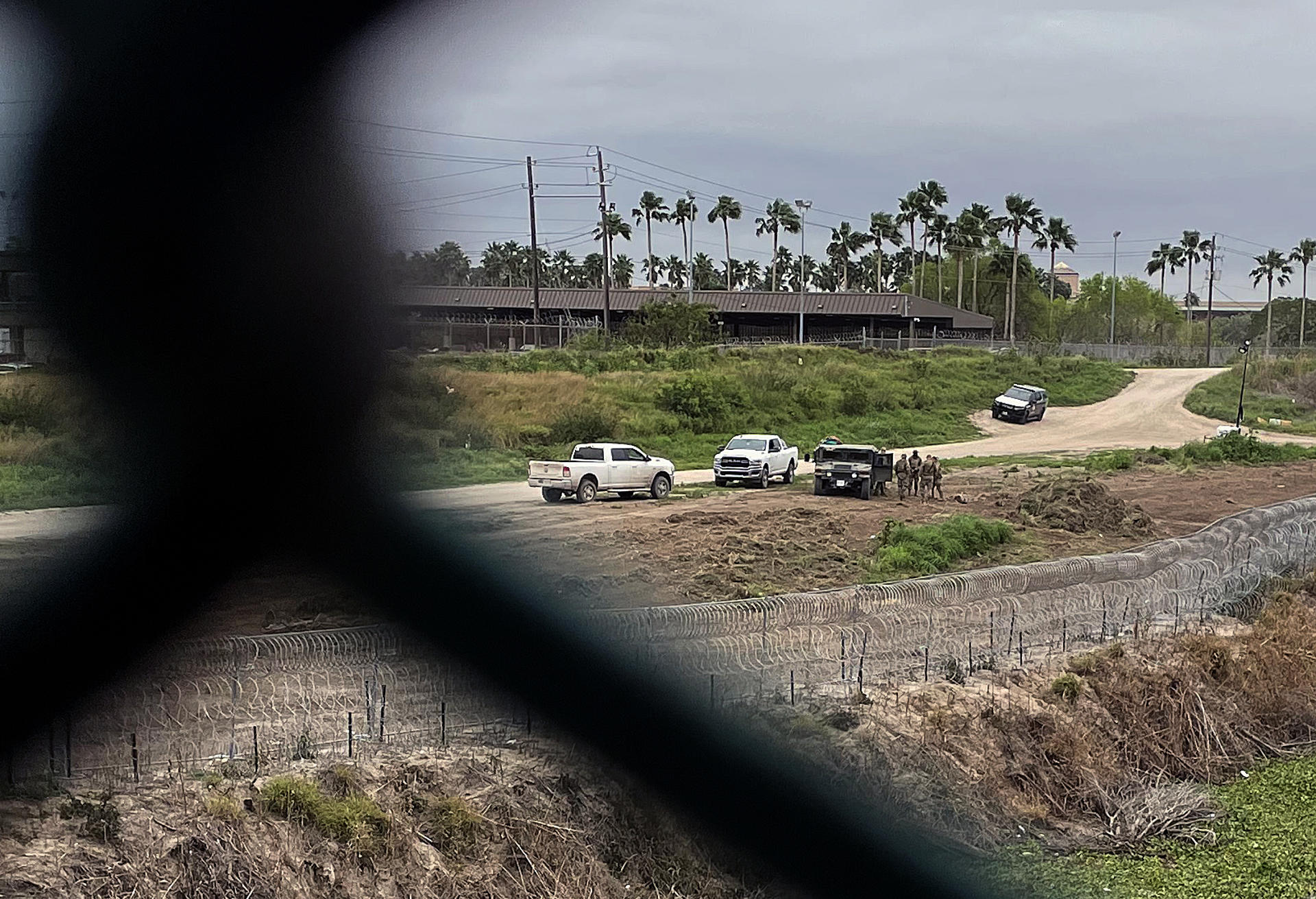 Miembros de la Guardia Nacional de los Estados Unidos vigilan la frontera con México, este jueves en la ciudad de Matamoros, estado de Tamaulipas (México). EFE/Abraham Pineda Jácome
