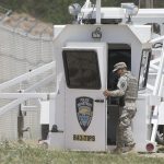 Un miembro de la Guardia Nacional entra a una torre de observación para vigilar la frontera con México en Hidalgo, Texas (EE.UU.). Fotografía de archivo. EFE/MICHAEL REYNOLDS