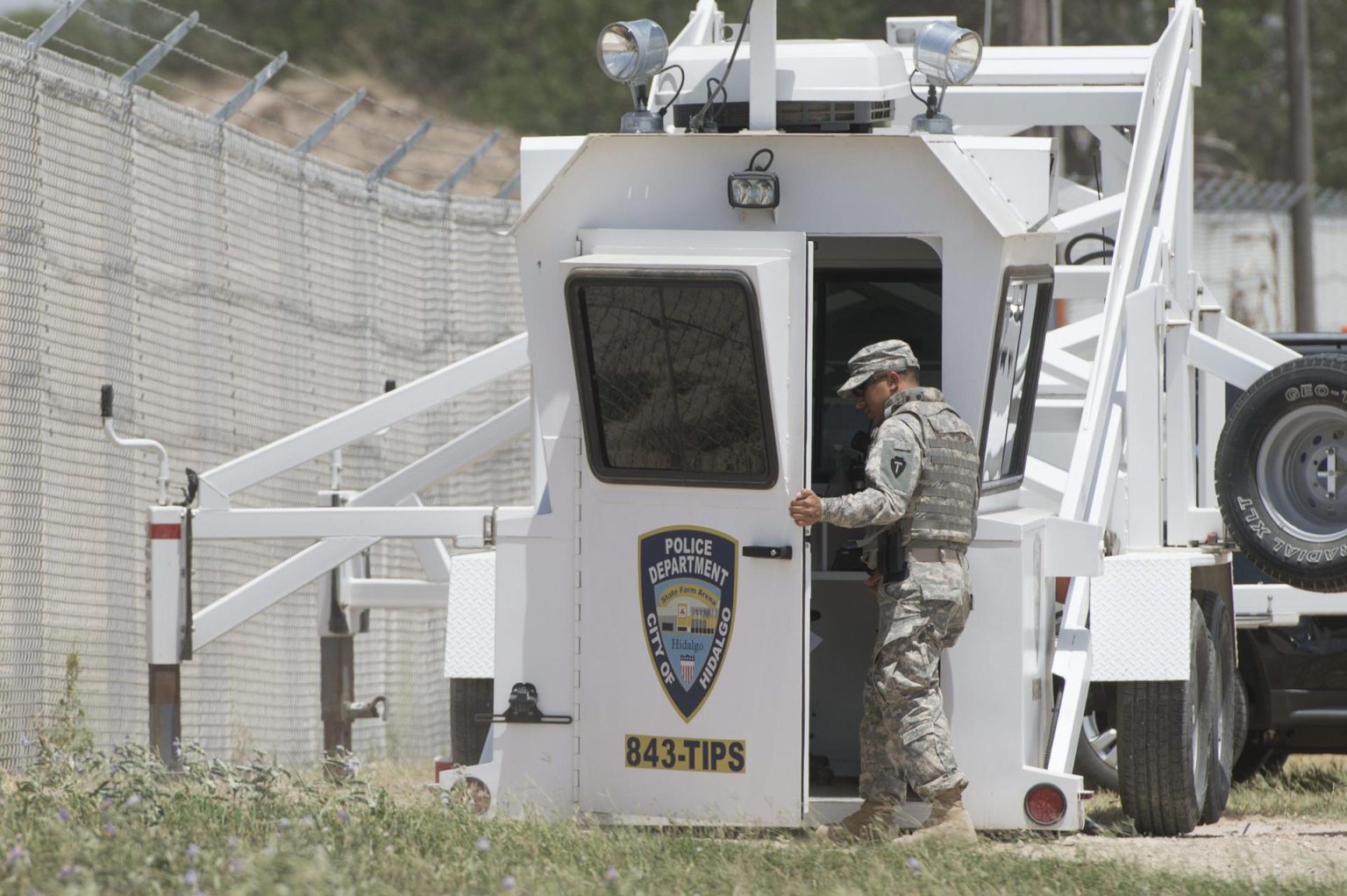 Un miembro de la Guardia Nacional entra a una torre de observación para vigilar la frontera con México en Hidalgo, Texas (EE.UU.). Fotografía de archivo. EFE/MICHAEL REYNOLDS